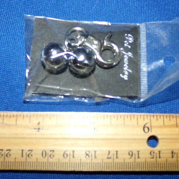 Vintage - Unused & Unopened Pet Jewelry 2 Clip On Bells / Rattles -Lobster Clasp - Picture 4 of 4